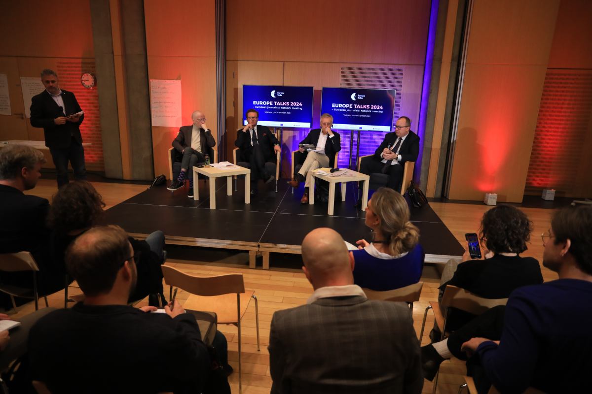 Zdjęcie przedstawiające debatę - na scenie od lewej Bartosz Wieliński, Łukasz Lipiński, Michał Wawrykiewicz, Marek Prawda, Adam Bondar.